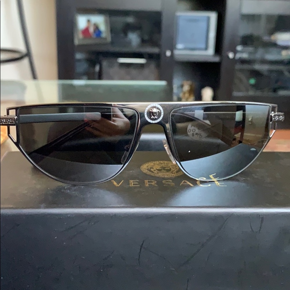 Versace sunglasses - Picture 3 of 4